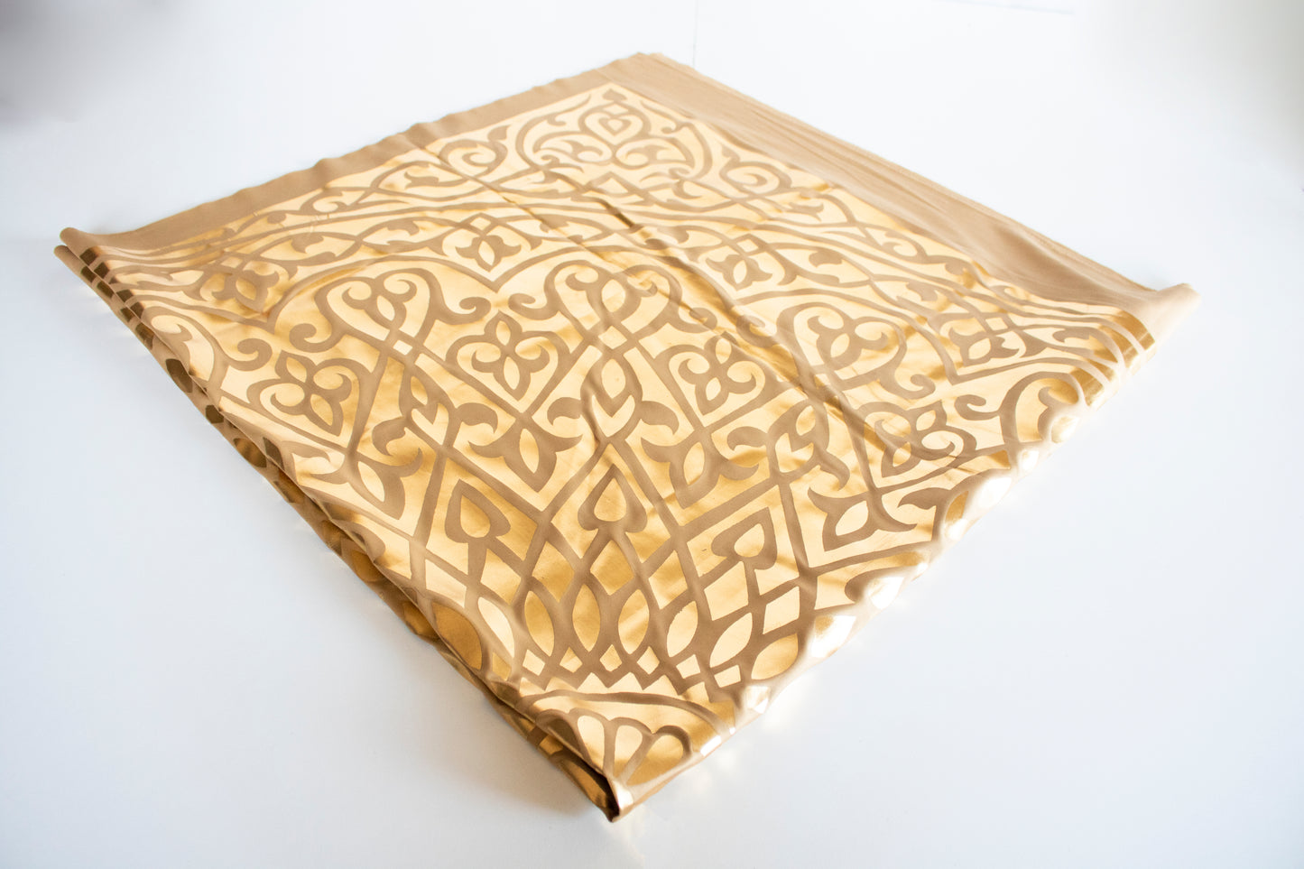 Golden Ramadan Table Cover – Timeless Elegance for Refined Gatherings